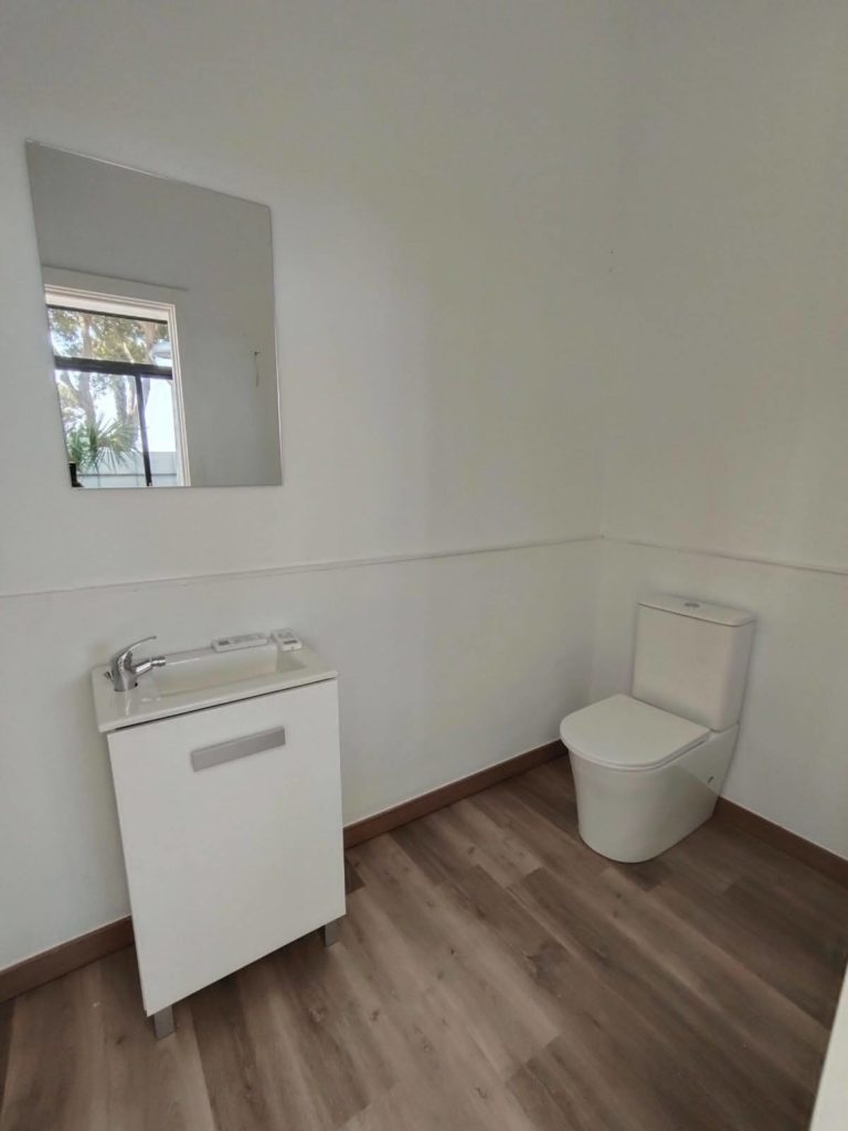 baño de la oficina ventas tyrian