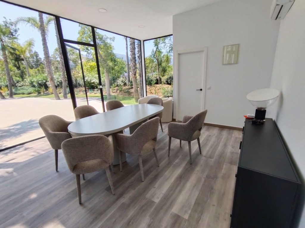 interior oficina ventas tyrian mesas